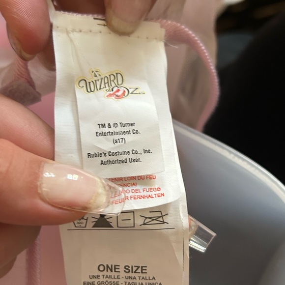 Glinda the Good Witch - Picture 2 of 3